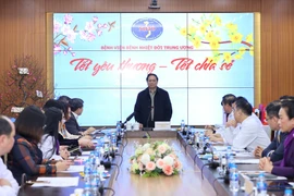 Thủ tướng mong các bác sĩ thương yêu người bệnh như anh em ruột thịt