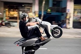 CSGT xử phạt người chạy xe không biển số, bốc đầu ở TP.HCM