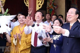 Chủ tịch nước Võ Văn Thưởng cùng đoàn lãnh đạo Trung ương, lãnh đạo TP.HCM đã đến thăm Chùa Huê Nghiêm, TP Thủ Đức. Ảnh: HÀ THƯ