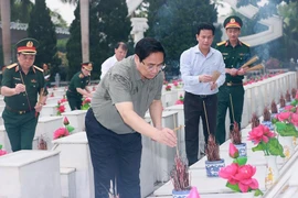 Thủ tướng dâng hương viếng các liệt sỹ tại Nghĩa trang Vị Xuyên