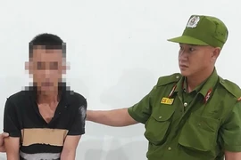 Thanh niên vung dao chặn đường đón taxi về quê