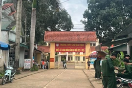 Tạm giữ nhân viên bếp nghi bỏ độc vào thức ăn của học sinh