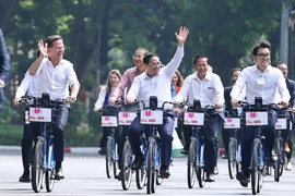 Thủ tướng Việt Nam và Thủ tướng Hà Lan cùng đạp xe dạo phố Hà Nội