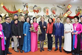 Phu nhân Chủ tịch nước Việt Nam và Phu nhân Tổng thống Đức thưởng thức múa rối nước