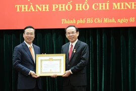 Chủ tịch nước trao huy hiệu 45 năm tuổi Đảng cho Bí thư TP.HCM Nguyễn Văn Nên