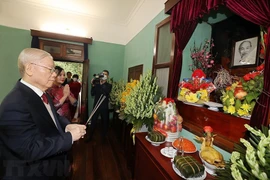 Tổng Bí thư Nguyễn Phú Trọng dâng hương tưởng niệm Chủ tịch Hồ Chí Minh tại Nhà 67