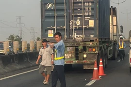 Ôtô con va chạm với xe container, nằm xoay 180 độ trên cao tốc TP.HCM – Trung Lương