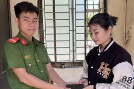 Bình Định: Nhặt được điện thoại iPhone, người phụ nữ tìm tới công an nhờ trả giúp