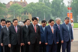 Lãnh đạo Đảng, Nhà nước cùng các đại biểu Quốc hội vào Lăng viếng Chủ tịch Hồ Chí Minh