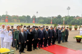 Các lãnh đạo, nguyên lãnh đạo Đảng, Nhà nước tưởng niệm các Anh hùng liệt sỹ và vào Lăng viếng Bác