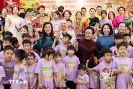 Phu nhân Ngô Phương Ly và Phu nhân Naly Sisoulith thăm trẻ em có hoàn cảnh đặc biệt