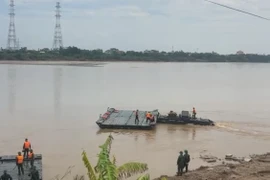 Tin mới vụ sập cầu Phong Châu: Thả phao khảo sát, thăm dò dòng chảy