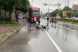 Hai vợ chồng tử vong sau va chạm với 2 xe tải