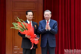 Nguyên Tổng Bí thư Nông Đức Mạnh, nguyên Thủ tướng Nguyễn Tấn Dũng được tặng Huân chương Sao Vàng