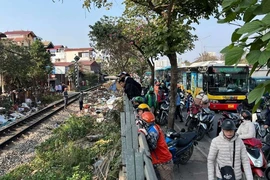 Hà Nội: Va chạm với tàu hỏa, 1 người đi xe máy tử vong