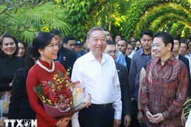 Singapore đặt tên cho loài hoa phong lan mới là 'Papilionanda Tô Lâm Linh Ly'