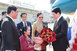 Chủ tịch nước Lương Cường đến Thủ đô Vientiane, bắt đầu thăm cấp Nhà nước tới Lào