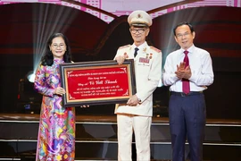 Bí thư Thành ủy TP.HCM Nguyễn Văn Nên và Chủ tịch HĐND TP.HCM Nguyễn Thị Lệ trao bảng vàng tôn vinh cho nguyên Chủ tịch UBND TP.HCM Võ Viết Thanh tại lễ tuyên dương 60 cá nhân tiêu biểu trong sự nghiệp xây dựng, bảo vệ và phát triển TP.HCM (1975-2025) vào ngày 22-4.