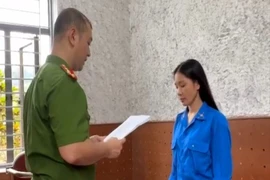 1 phụ nữ quấn 4 kg vàng quanh bụng để đưa qua biên giới