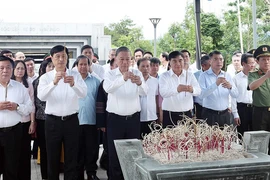 Tổng Bí thư Tô Lâm dâng hương tưởng niệm các anh hùng, liệt sĩ tại Điện Biên
