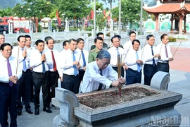 Tổng Bí thư Tô Lâm dâng hương tại Khu tưởng niệm các tiền bối cách mạng tại Tuyên Quang