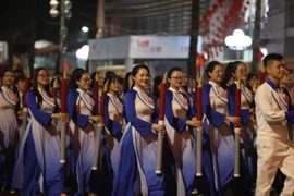Các đoàn diễu binh, xe pháo quân sự A80 tỏa ra đường phố, chung vui với nhân dân