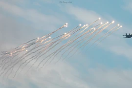 Mãn nhãn màn thả bẫy nhiệt trên bầu trời Ba Đình của 'hổ mang chúa' Su-30MK2
