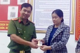 Nhặt được nửa cây vàng, người phụ nữ tốt bụng tìm chủ nhân để trả lại