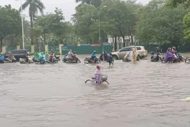 Nhiều nơi ở Hà Nội ngập nặng do mưa lớn lúc sáng sớm