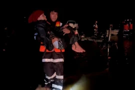 Đà Nẵng: Vượt lũ trong đêm cứu nhiều người già, trẻ nhỏ, 1 thôn vẫn mất liên lạc