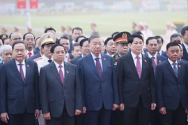 Lãnh đạo Đảng, Nhà nước và các đại biểu dự Đại hội XIV của Đảng vào Lăng viếng Chủ tịch Hồ Chí Minh