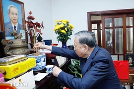 Tổng Bí thư dâng hương tưởng niệm nhân 120 năm Ngày sinh Thủ tướng Phạm Văn Đồng