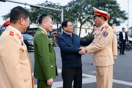 Thủ tướng kiểm tra, động viên các chiến sĩ CSGT và an ninh mạng ứng trực dịp Tết