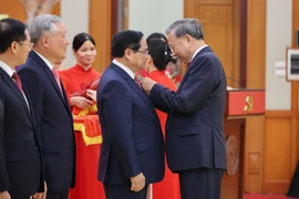 Tổng Bí thư trao Huân chương Quân công, huy hiệu Đảng tặng Thủ tướng Phạm Minh Chính và các lãnh đạo, nguyên lãnh đạo