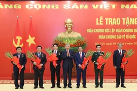 Chủ tịch nước, Thủ tướng và nhiều lãnh đạo cấp cao nhận huân chương cao quý