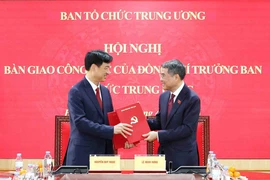 Thủ tướng Lê Minh Hưng bàn giao nhiệm vụ Trưởng Ban Tổ chức Trung ương