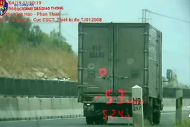 Bị phạt gần 50 triệu đồng vì không bằng lái, chạy quá chậm trên cao tốc