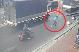 Người dân vây bắt thanh niên vờ mua vàng rồi lấy tài sản tháo chạy