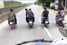 Nhóm thanh niên đầu trần dàn hàng ngang trên quốc lộ 1A