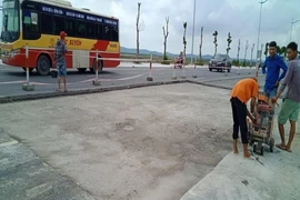 Đại lộ 10 làn xe xuống cấp, rình rập nhiều nguy hiểm