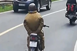 Đã tìm ra thanh niên chạy xe máy bỏ hai tay khi đổ đèo Prenn