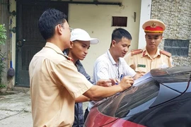 Lái xe Mazda 3 'đánh võng' như đóng phim dương tính với ma túy