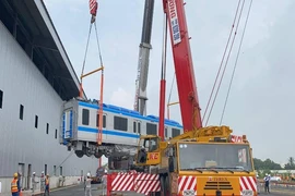 Đang ráp đoàn tàu metro 1 lên depot Long Bình