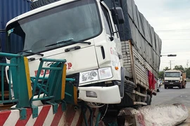 Xe tải nằm chênh vênh trên dải phân cách