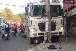 Xe ben mất lái cán nát 2 xe máy