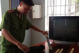 Tạm giữ chiếc ô tô chở 'hàng nóng' lúc rạng sáng