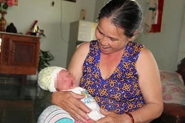 Sợ chồng đánh nên sinh con xong bỏ bên vệ đường