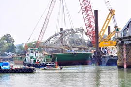Đang trục vớt nhịp 3 phần cầu Ghềnh bị sập