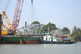 Hoàn thành việc trục vớt hai nhịp cầu Ghềnh 