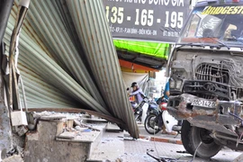 Xe ben mất thắng đâm liên hoàn ba ô tô 